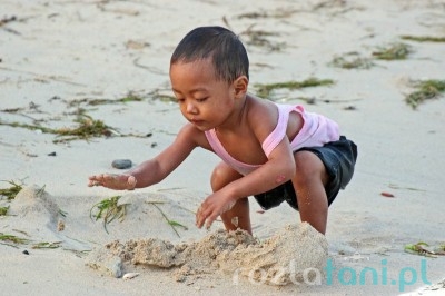 Dzieci na plaży Padang Bai
