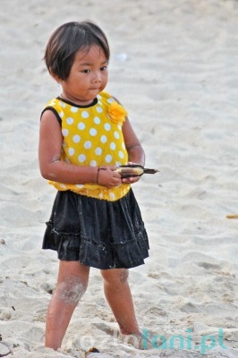 Dzieci na plaży Padang Bai